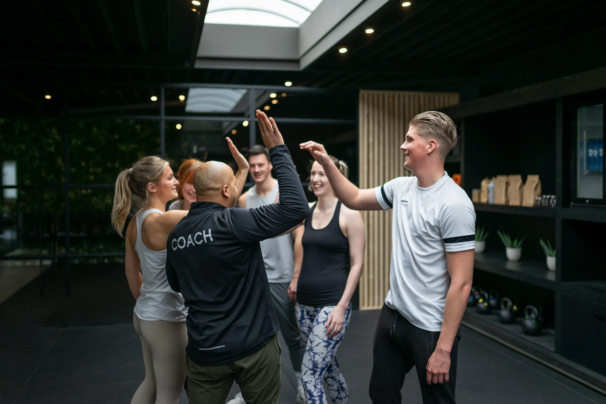 Trainer begeleidt een kleine groep